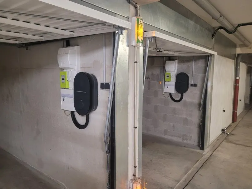 Borne de recharge individuelle dans un box fermé