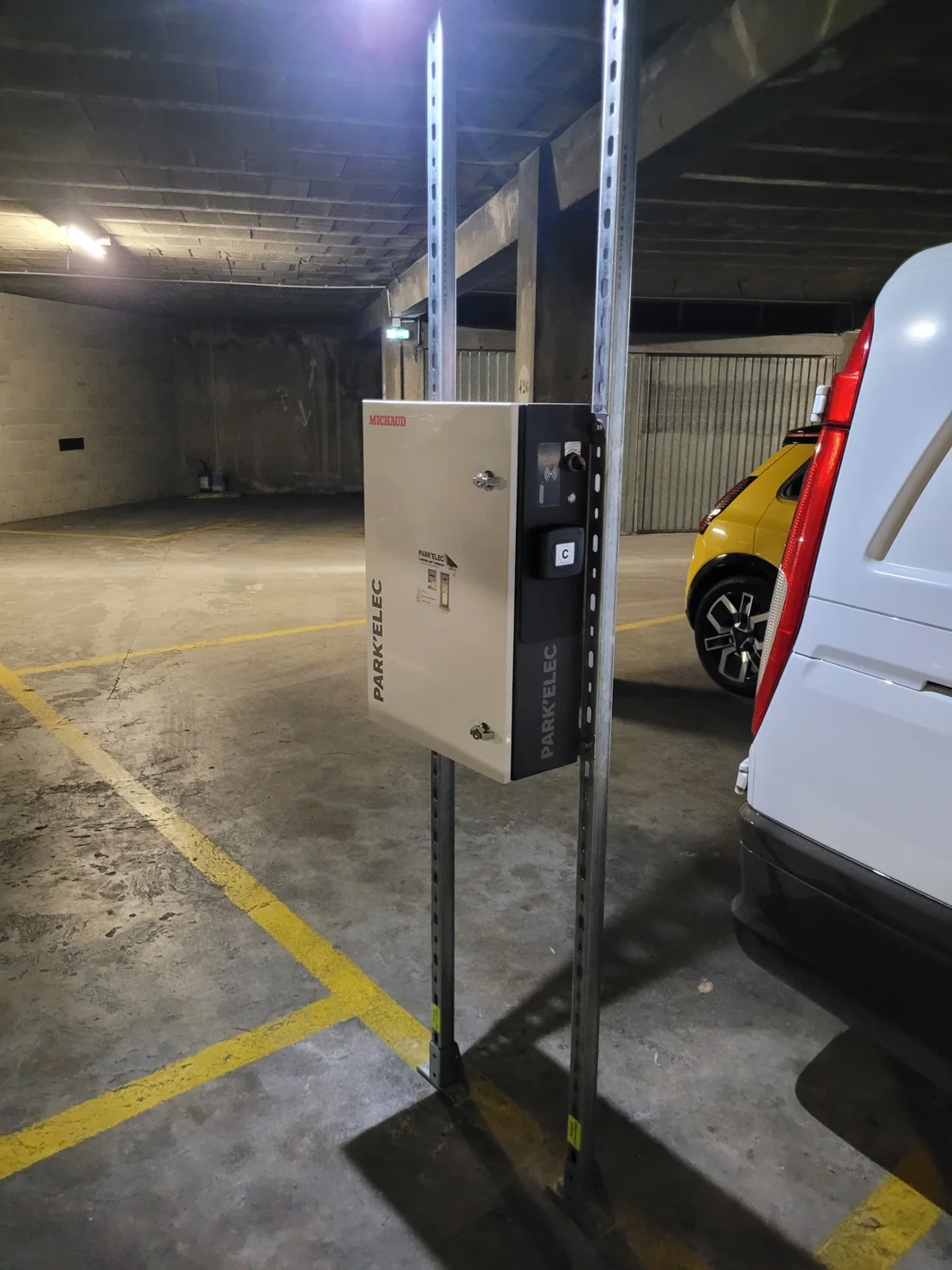 Coffret de recharge Park’Elec Michaud sur rail en parking souterrain